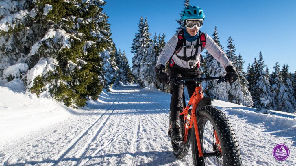 Jazda na rowerze w zimę pośród gór na przygotowanym jednośladzie. Przygotowanie roweru do zimy.
